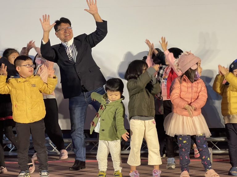 立法委員林思銘與小朋友活潑互動。（圖/記者林照東翻攝）