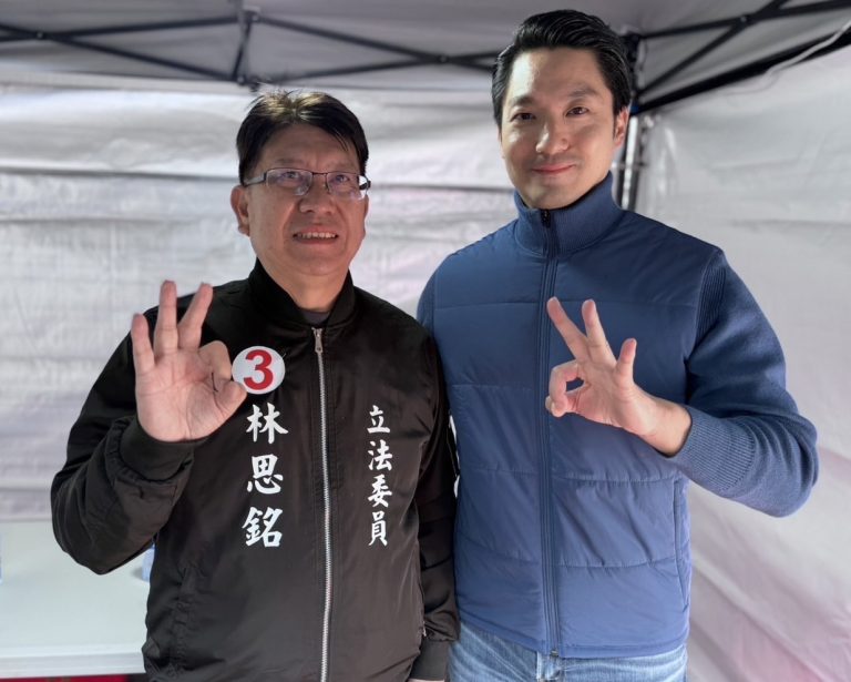 林思銘立法委員（左一）與蔣萬安市長（右一）一同探討青年低薪解方。（圖/記者林照東翻攝）
