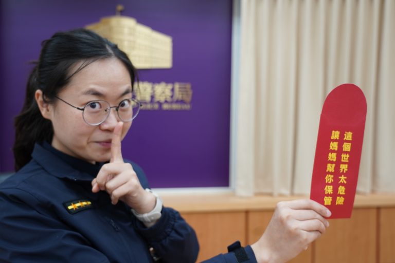 新竹市警察局為加強宣導全民防詐騙，設計印製10款創意紅包袋。（圖/記者林照東翻攝）