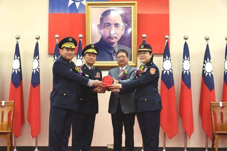 新竹縣政府警察局卸新任局長交接，卸任局長林信雄（左１）榮升刑事局副局長，新任局長宣介慈（右１），係竹縣警局首位女性局長。（圖/記者林照東翻攝）
