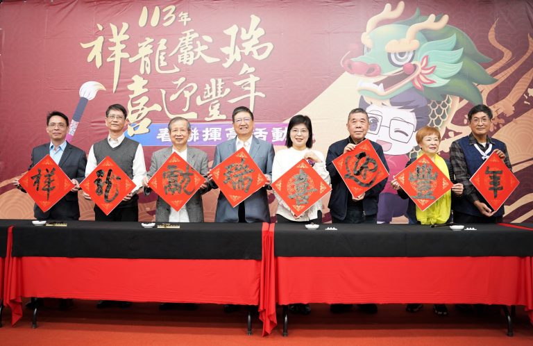 楊文科縣長與書法大師一同揮毫迎新春。（圖/新竹縣政府提供）