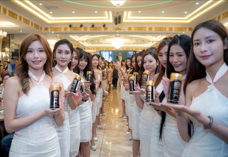 現場108名穿著旗袍的禮儀小姐齊舉「洪門啤酒」成為焦點，整場最吸睛。