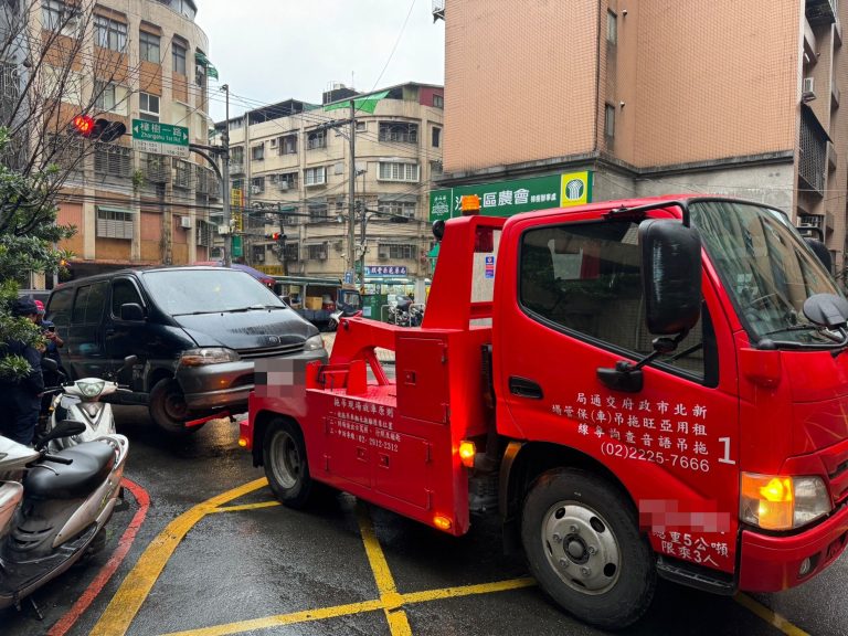 張姓司機駕駛的民間拖吊車拖吊失竊車輛，發生擦撞車禍。(圖／警汐止分局提供)