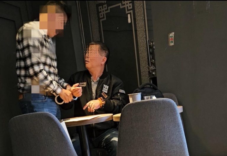 警士林分局逮捕假投資詐騙出面取款車手。(圖／警士林分局提供)
