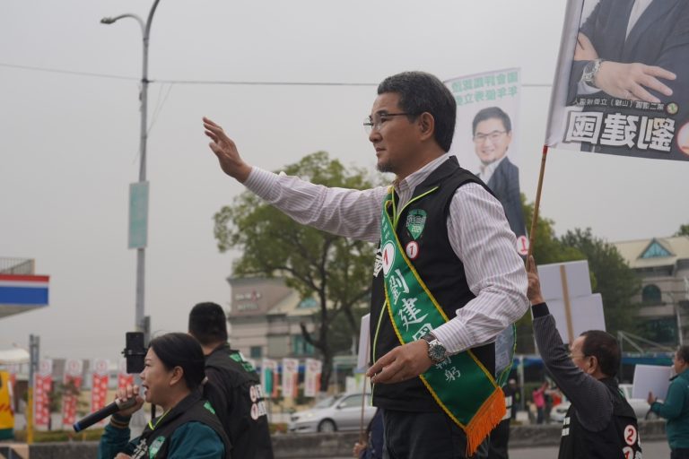 立委劉建國在斗六的文化路與大學路口拜票。(記者張欽翻攝)