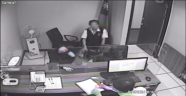 周女(面對鏡頭左)於本月16日在友人陪同(面對鏡頭右)到新北分署向書記官說明案情。（記者張欽翻攝）