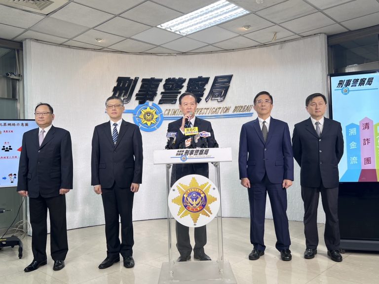 刑事局局長周幼偉(中)召開記者會說明斷投專案打擊成效。(記者徐煜勝翻攝)