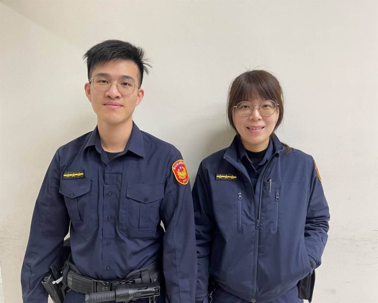 建國派出所員警蘇煒宸(左)、吳日日(右)。（記者薛秀蓮翻攝)