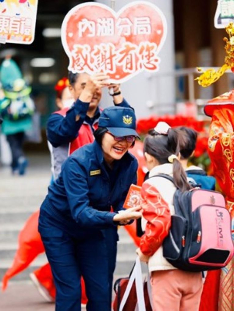 內湖警執行護童勤務情形。（記者薛秀蓮翻攝)