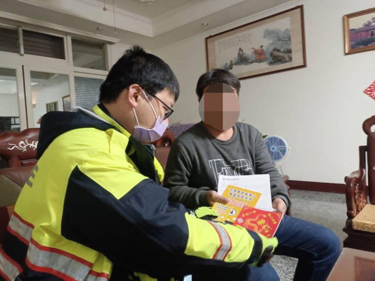 蘆竹警訪視邱男並送上交通法規及物資。（記者徐煜勝翻攝）