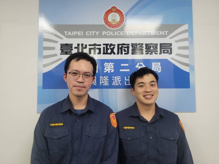 文山第二分局警員蔡宗翰（圖右）和周芳敬（圖左）於農曆春節連假期間巡邏勤務，發現一位失智老翁徘徊，隨即聯絡其家屬林姓婦人（77歲），並協助將其送回家中。（記者黃荷琇 翻攝）