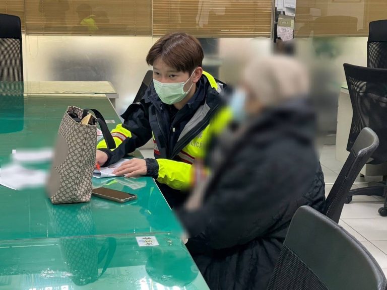 中山分局積極介入社區弱勢家庭的生活，時志鵬警員個案探訪超越職責的溫暖行動。（記者薛秀蓮翻攝)