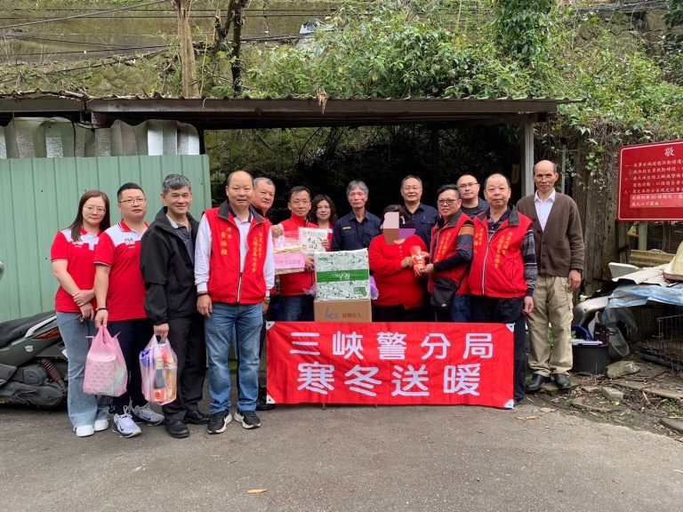 三峽警年前慰問轄內弱勢家庭。（記者徐煜勝翻攝）