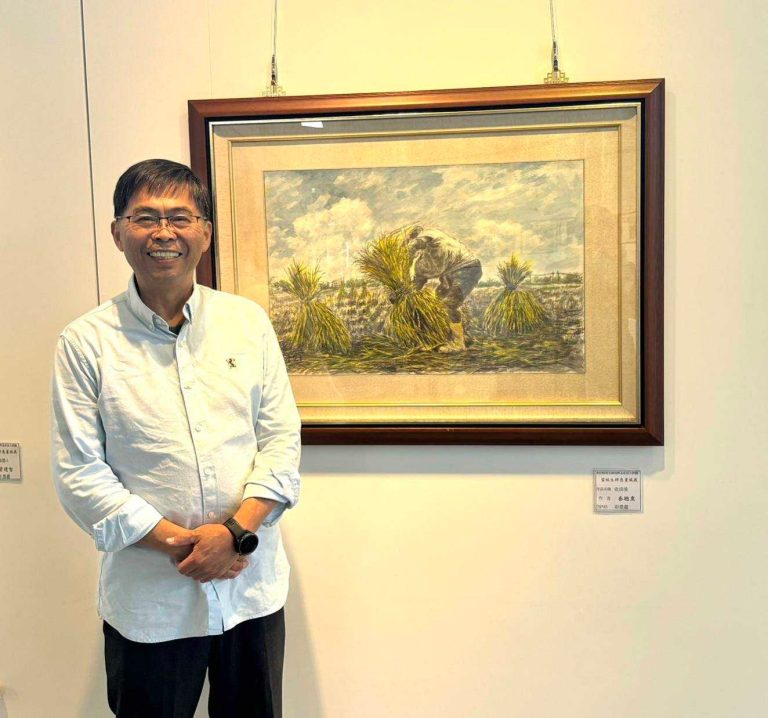 策展人「秦聰熏」與個人畫作：將大地農耕情懷，透過捕捉光影變幻，靈活應變水墨的乾、濕、濃、淡進而表達生命質感。（圖／秦聰熏提供）