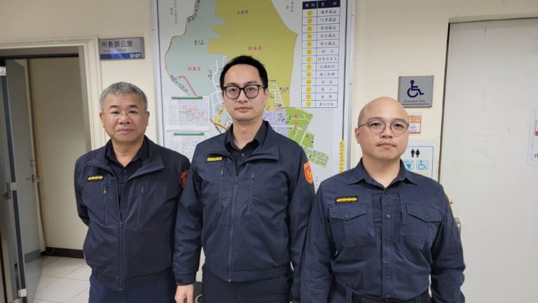 西湖派出所副所長張世昌(左)、所長黃振綱(中)、巡佐莊宏揚(右))。（記者薛秀蓮翻攝)