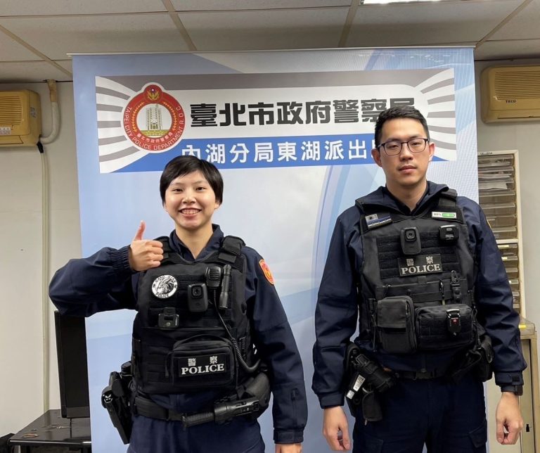 東湖派出所警員張佳瑀(左)、葉晉丞(右)。（記者薛秀蓮翻攝)