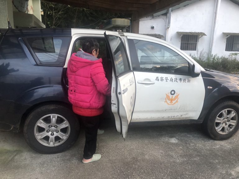 淡水警助婦返家。（記者徐煜勝翻攝）