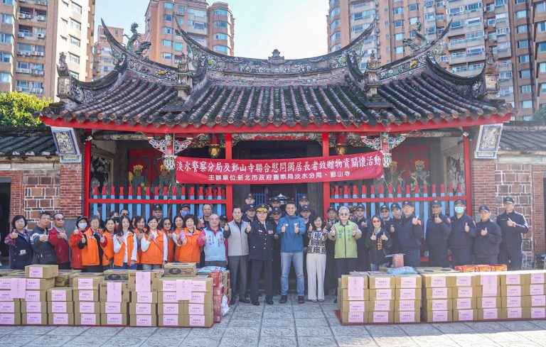 淡水警分局長彭正中率分局員警們與鄞山寺管理團隊一同發送物資予淡水區弱勢家庭。（記者徐煜勝翻攝）