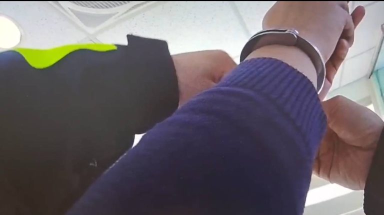 中正一分局員警查證確認盛嫌為通緝身份後逮捕影像畫面。(圖/記者 張泓笙翻攝)