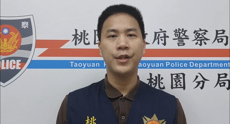 桃園警分局偵查隊副隊長黃尚緯說明案情。(記者徐煜勝翻攝)
