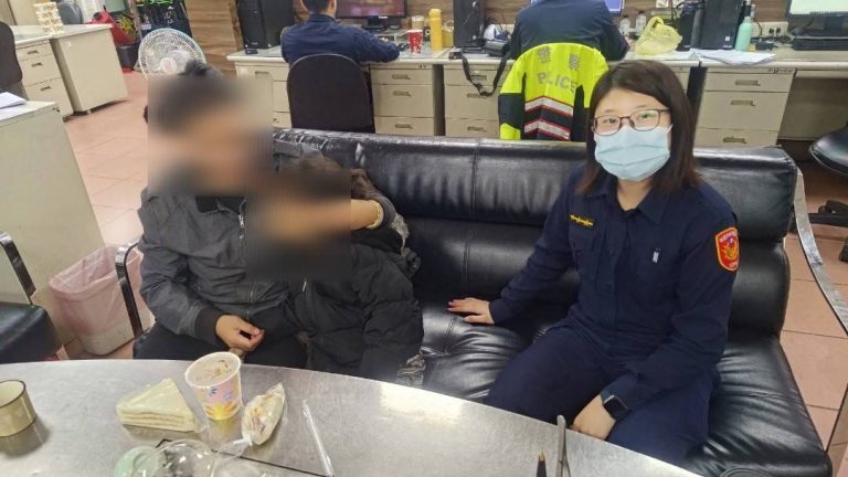 蘆竹警暖心照顧受飢女童。（記者徐煜勝翻攝）
