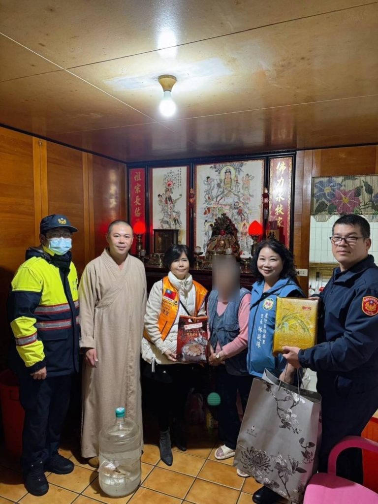蘆竹警與民間力量結合送愛心。（記者徐煜勝翻攝）