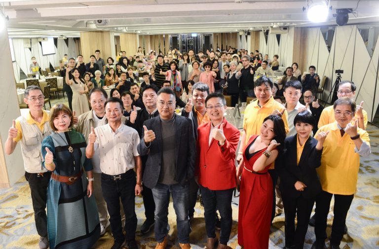 數位經濟公司於台南夏都城旅舉辦「2024 AI數位經濟｜泰國啟航授權」揭幕儀式大合照。（圖片來源：秦郅煜攝）