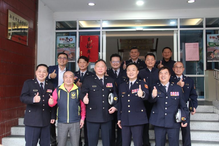 新北市義警大隊長陳汪全與民防大隊副大隊長賴泳銨一同前往淡水警分局慰問。（記者徐煜勝翻攝）