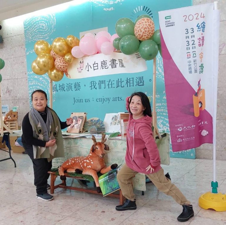 繪本攤位超萌可愛，藝文志工姐姐忍不住，搶拍打卡。（圖/記者黃溎芬拍攝）