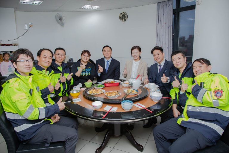 市長高虹安於年節前特別至消防局慰勉同仁，坐下來和消防員話家常、聊近況。（圖/記者林照東翻攝）