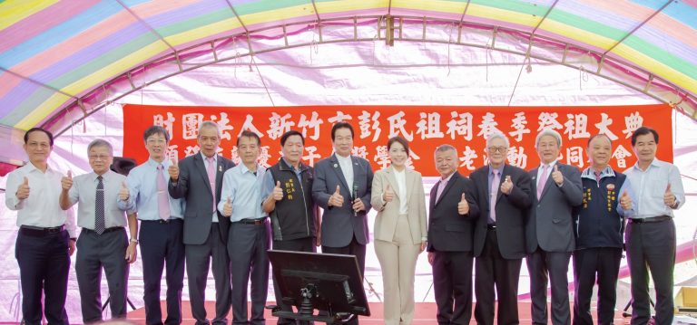 新竹市長高虹安特別到場向彭氏族親拜年，發放新春小紅包。（圖/記者林照東翻攝）