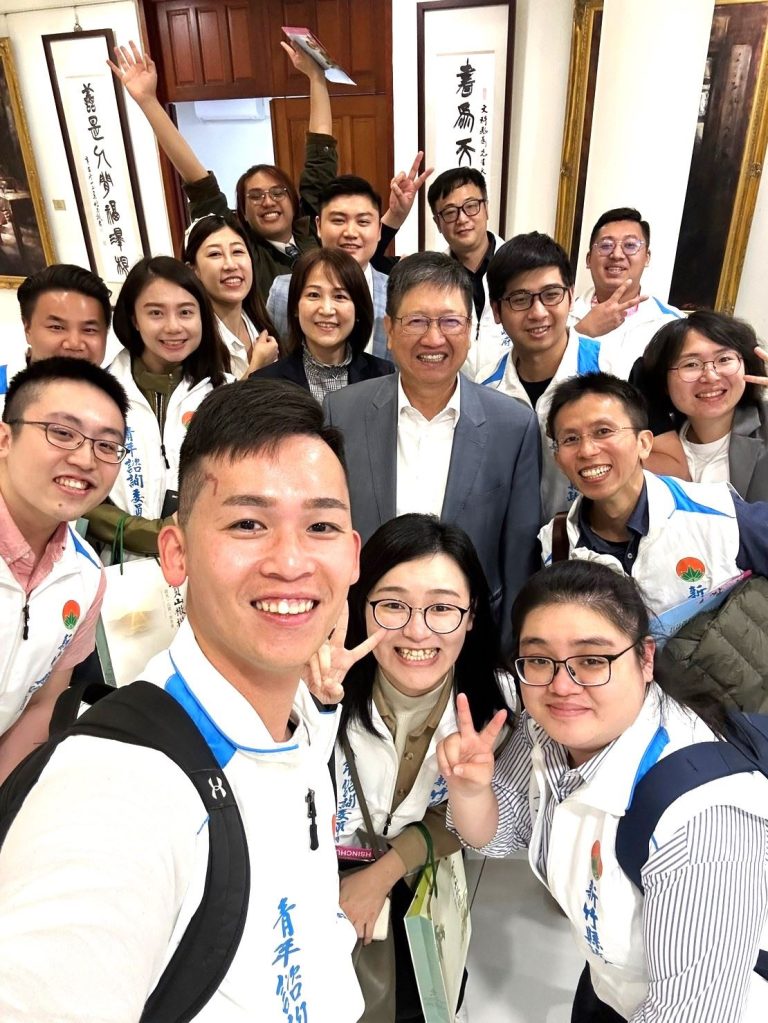 竹縣第二屆青年諮詢委員與縣長合影。（圖/記者林照東翻攝）