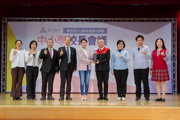 新竹市長高虹安表揚並獎勵各校專長項目及競賽成果。（圖/記者黃溎芬翻攝）