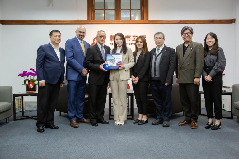 美國托倫斯市長陳光豪今(20)日偕同該市市經理Aram Chaparyan拜會新竹市長高虹安。(圖/記者林照東翻攝)