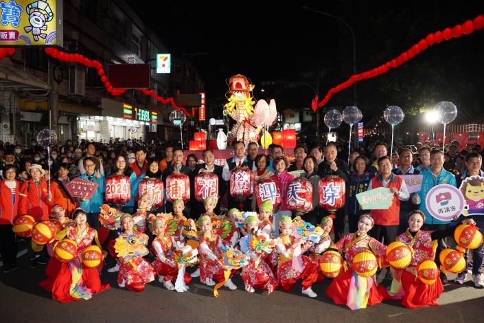 全台唯一移動花燈在竹縣千人齊聚踩街迎天穿。（圖/記者林照東翻攝）