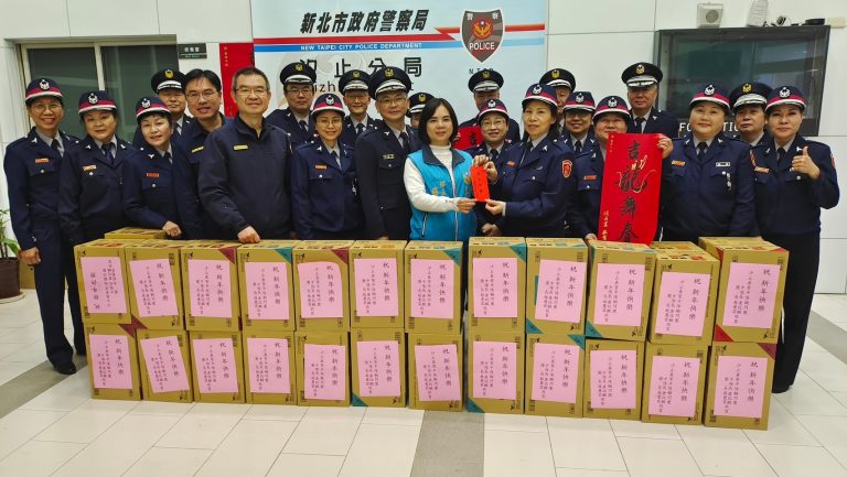 民防中隊長周華堂及義警中隊長康誌麟帶領各級中隊幹部至各派出所慰問並發放慰問品。(圖／汐止警分局提供)