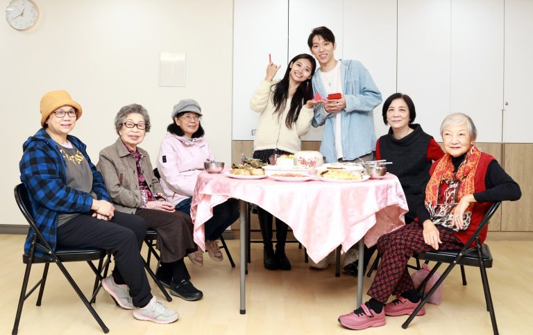 「祈錦鈅」偕夫婿陪伴長輩一起提早圍爐。(照片/紅心字會提供)