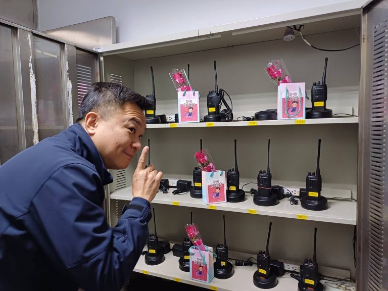 淡水警分局長彭正中在警械室貼心為女性同仁準備驚喜。(記者徐煜勝翻攝)