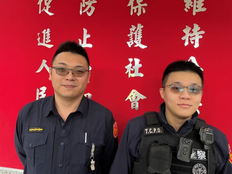 康寧派出所警員陳信丞(左)、鄭鈺翰(右)。（記者薛秀蓮翻攝)