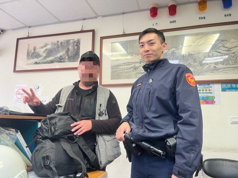 日籍男子對於警方迅速為其尋回包包表示讚嘆不已。（記者 張艷君翻攝）