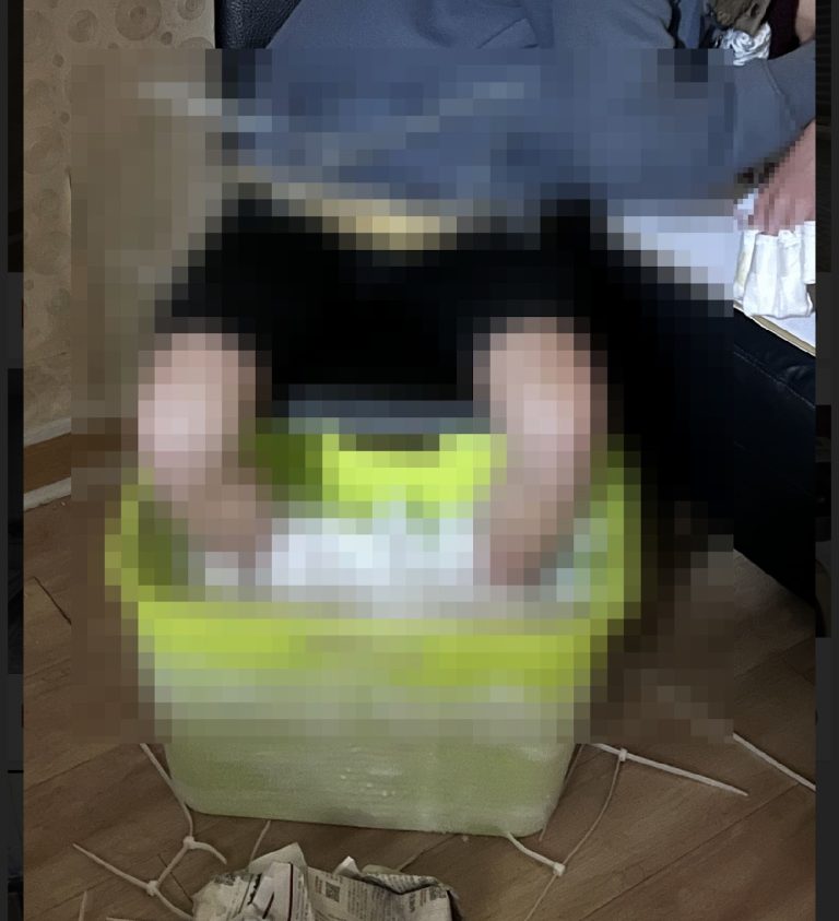 張姓男大生為詐保費將腳泡入乾冰內10小時。（記者徐煜勝翻攝）