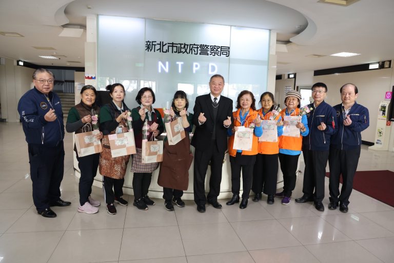 新北市警局局長廖訓誠（中位西裝者）感謝女同仁們平日辛勞。（記者徐煜勝翻攝）