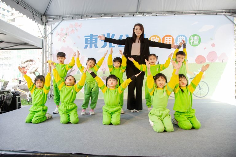 市長高虹安與開場幼兒園小朋友合影。（圖/記者林照東翻攝）
