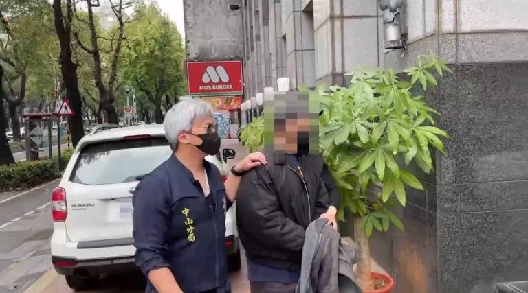 中山分局日前獲報黎姓男子非法持有毒品,帶回分局。(記者薛秀蓮翻攝)