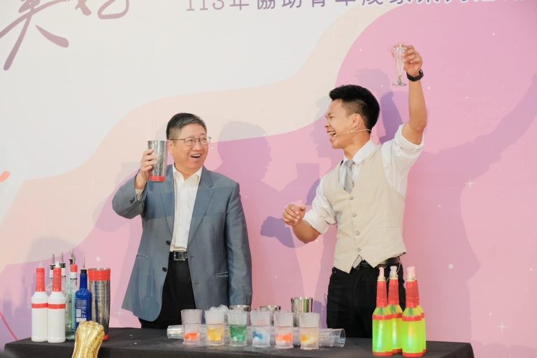 記者會邀請花式調酒高手梁嘉仁，精湛表演博得滿堂喝彩。（圖/記者黃溎芬翻攝）
