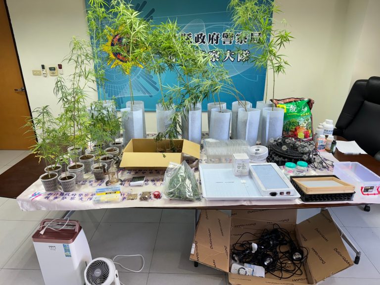 竹縣警獲報後組成專案小組，持搜索票前往查緝，當場查獲大麻植株28株、大麻種子2包及栽種設備一批。（圖/記者林照東翻攝）