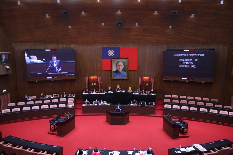 黃仁指出,民進黨政府錯誤的能源政策,最後卻要全民承擔苦果,這樣合理嗎?(記者包克明 攝)