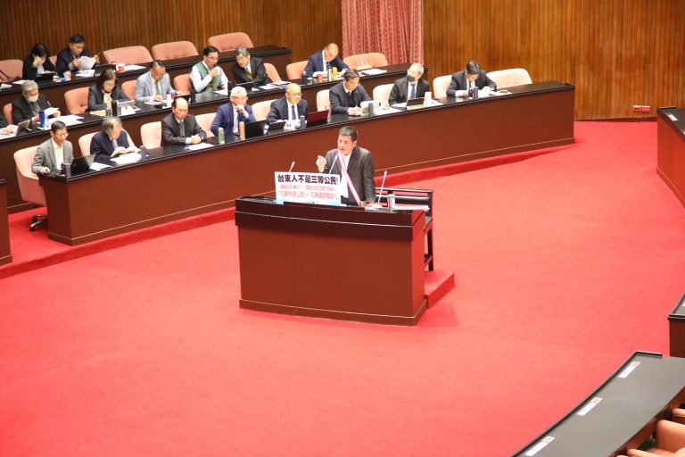 黃仁委員要求行政院給花東鄉親一個安全回家的路---「花東快速公路」不要再政治黨派考量一再的推、拖、拉!(記者包克明攝)