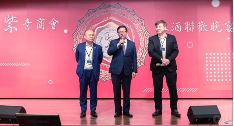 行政院副院長鄭文燦以紫青商會榮譽會員參加春酒晚宴並致詞。(記者張欽翻攝)