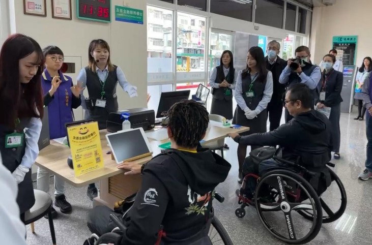 中華民國脊髓損傷者聯合會監事陳泰延等人於高雄銀行橋頭科學園區分行聽取無障礙服務櫃台說明。(記者張欽翻攝)